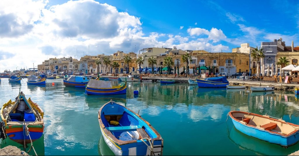 Malta è un'isola magnifica: innanzitutto è un ambiente multiculturale, in più ha splendide spiagge e il mare è cristallino.