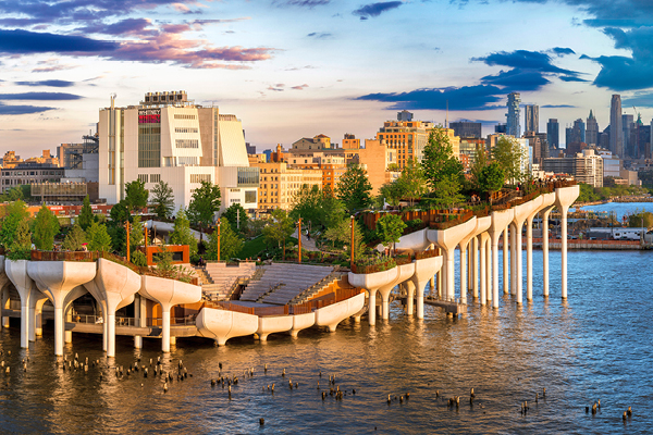 Da Little Island, la nuova isola verde di Manhattan sospesa sull’Hudson River, tramite il parco urbano di Highline, per arrivare a Hudson Yards, dove ammirare la nuova architettura futuristica della città e del suo edificio simbolo “The Vessel”.