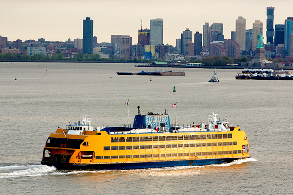 una crociera in traghetto fino a Staten Island che regala una vista indimenticabile sul maestoso Skyline della città.