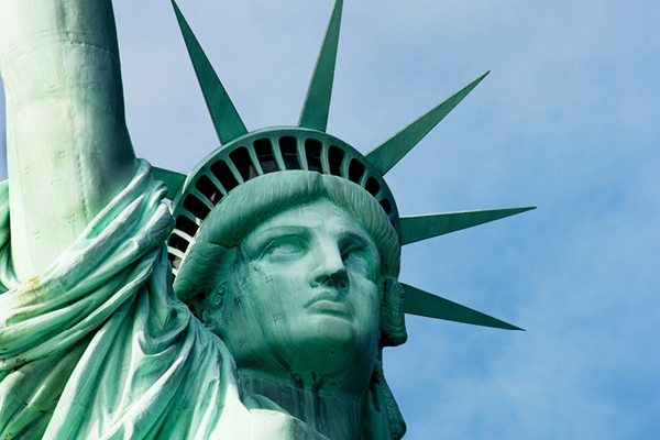 Ammira da vicino la maestosa figura di Lady Liberty ed esplora Ellis Island. Scopri la storia emozionante di milioni di immigrati che hanno raggiunto l'America in cerca dell’american dream