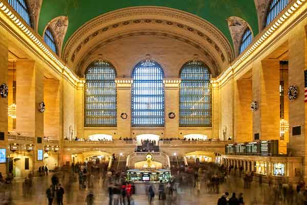 Da Bryant Park vivace parco nel cuore di Manhattan andrai alla scoperta della maestosa Biblioteca Pubblica di New York, non dimenticare di salire sulla scalinata principale per una foto iconica con i leoni di marmo e concludi la tua escursione nella splendida Grand Central Station, uno dei terminal ferroviari più grandi e trafficati del mondo