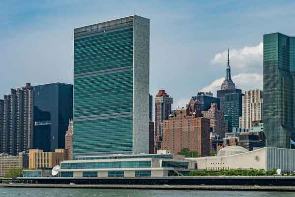 i avrà l’eccezionale opportunità di visitare il quartier generale dell’ONU l’organizzazione intergovernativa mondiale per la promozione della pace e il rispetto dei diritti umani e per sperimentare da protagonisti il ruolo dei membri delle assemblee internazionali nelle quali si discutono i temi fondanti dell’ONU riassunti nel motto: peace, dignity and equality on a healthy planet