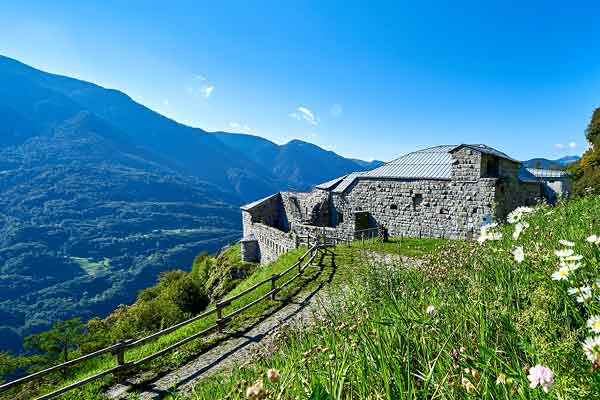 Escursione di mezza giornata al Sentiero della Pace con visita ai fortini nella roccia risalenti alla Prima Guerra Mondiale.